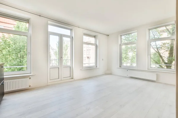 Ein Leerer Weißer Wohnraum Mit Fenstern Innenarchitektur — Stockfoto