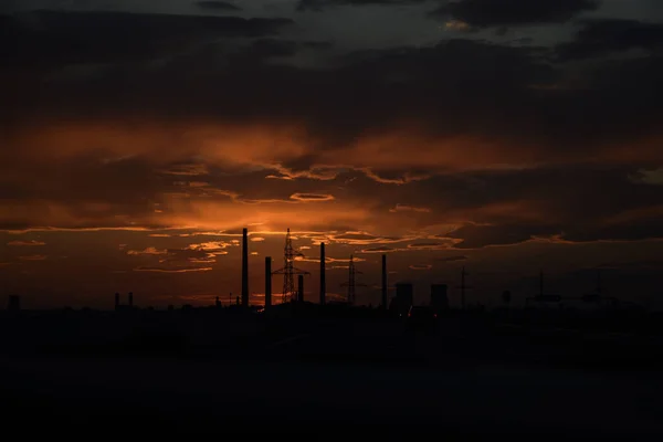 Μια Σκοτεινή Άποψη Ενός Εργοστασίου Κατά Δύση Του Ηλίου Έννοια — Φωτογραφία Αρχείου