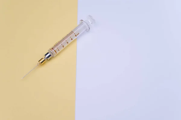 Egy Izolált Injekciós Fecskendő Sárga Fehér Papíralapon Szövegrésszel — Stock Fotó
