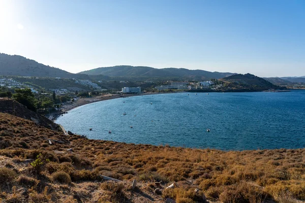 ギリシャの海岸の青い空の下で輝くエーゲ海の美しい景色 — ストック写真