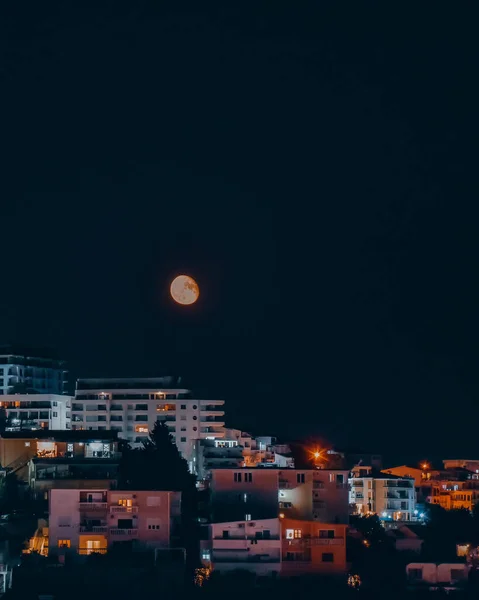 Bellissimo Scatto Paesaggio Urbano Sotto Luna Piena Durante Notte — Foto Stock