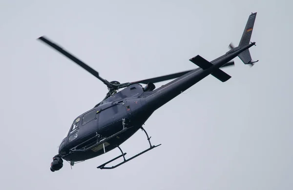 Hélicoptère Volant Dans Ciel Nuageux — Photo
