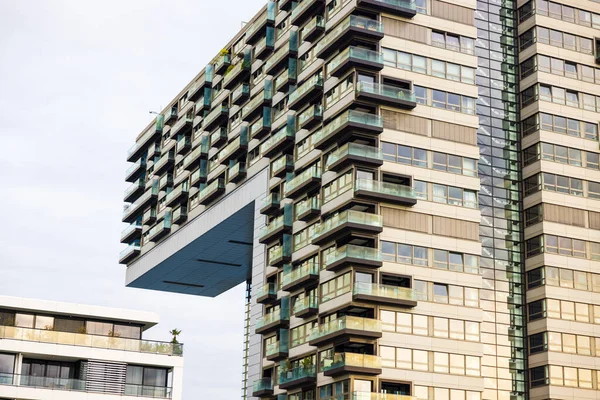 Hátborzongató Kilátás Egy Futurisztikus Toronyházra Kölnben Németországban — Stock Fotó