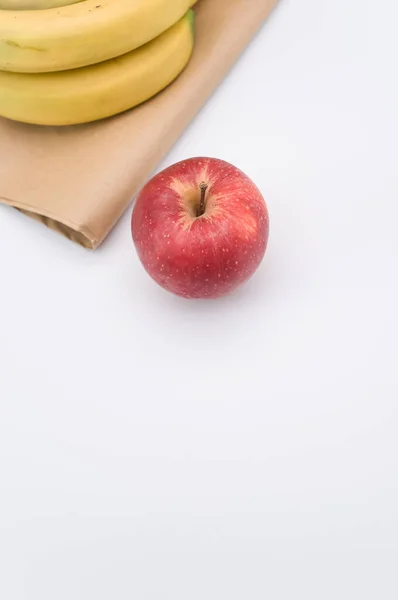 Reifer Biologischer Roter Apfel Und Bananen Auf Weißem Hintergrund Und — Stockfoto