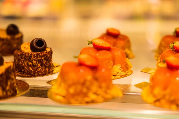 Primer Plano Deliciosos Postres Forma Corazón Con Hojuelas Almendras Una — Foto de Stock