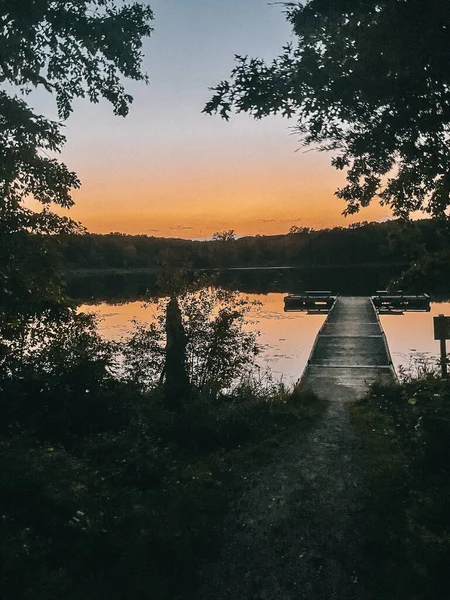 Pionowe Ujęcie Drewnianego Doku Jeziorze Parku Podczas Zachodu Słońca — Zdjęcie stockowe