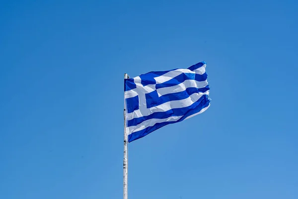 Bandeira Grega Acenando Metal Contra Céu Azul — Fotografia de Stock