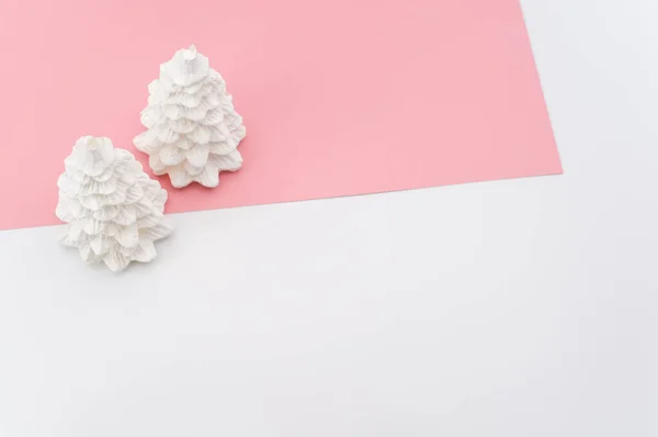 Weihnachten Ornamentalen Hintergrund Mit Tannenbäumen Auf Einer Rosa Weißen Oberfläche — Stockfoto