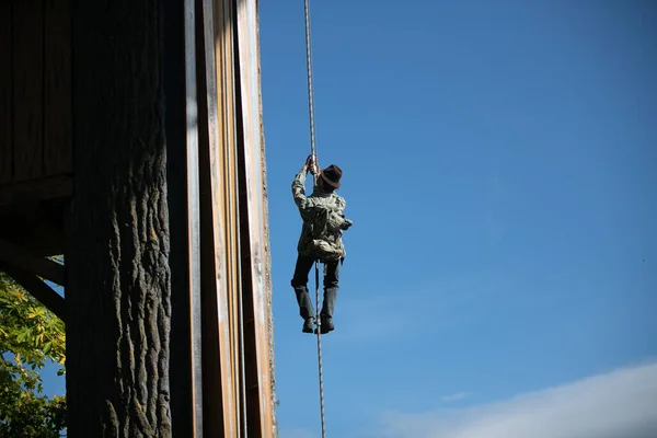 Красивый Снимок Мужчины Спускающегося Моста Веревкой — стоковое фото
