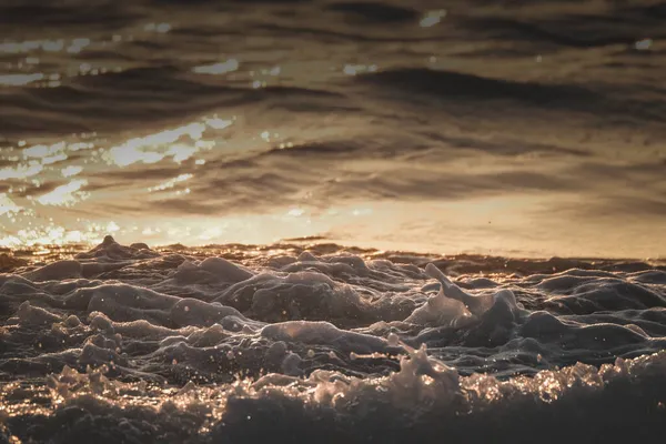 Okyanusun Köpüklü Dalgalarının Sakin Bir Manzarası Altın Gün Batımında Güneş — Stok fotoğraf
