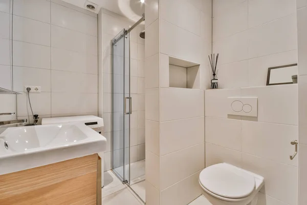 가벼운 타일이 미니멀리즘 스타일의 욕실의 — 스톡 사진