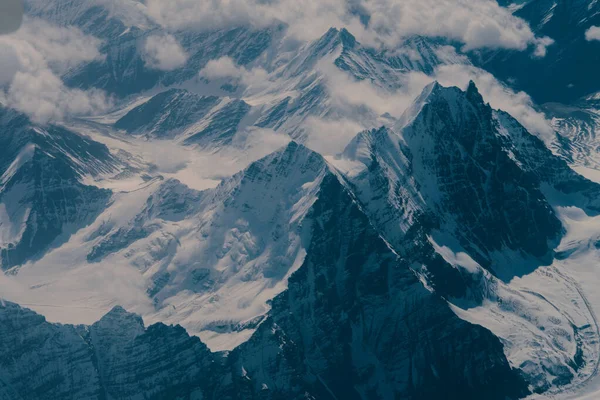 Een Prachtig Uitzicht Een Besneeuwde Bergketen — Stockfoto