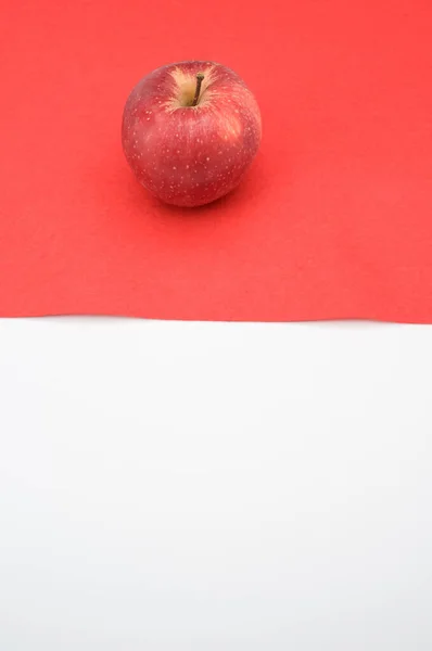 Maçã Vermelha Biológica Madura Fundo Branco Vermelho Com Espaço Cópia — Fotografia de Stock