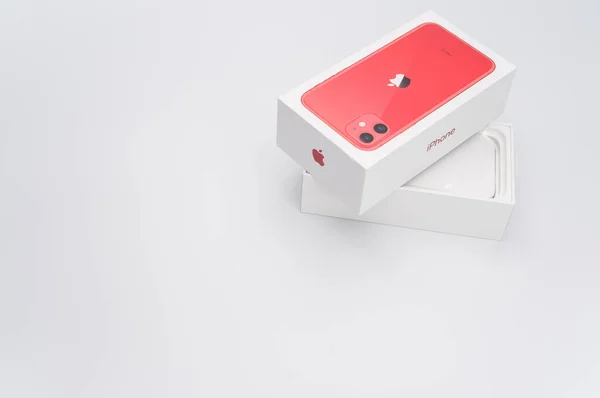Como Itália Oct 2021 Iphone Produto Vermelho Caixa Smartphone Apple — Fotografia de Stock