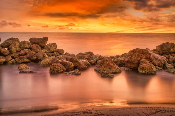 Pôr Sol Fascinante Sobre Mar Verão — Fotografia de Stock