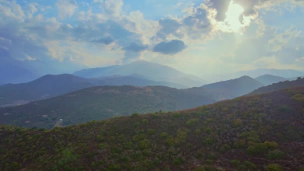 Vista Panorámica Llanura Con Bosque Montañas Fondo — Vídeos de Stock