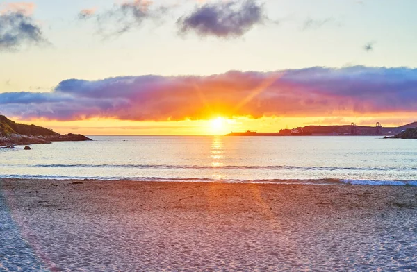 在金光闪闪的沙滩上 一幅迷人的五彩缤纷的落日余晖映照在海面上 — 图库照片