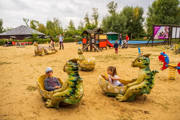 Ρογκοκο Πολωνια Σεπτεμβρίου 2021 Παιδιά Κάθονται Καθίσματα Dino Παιδική Χαρά — Φωτογραφία Αρχείου