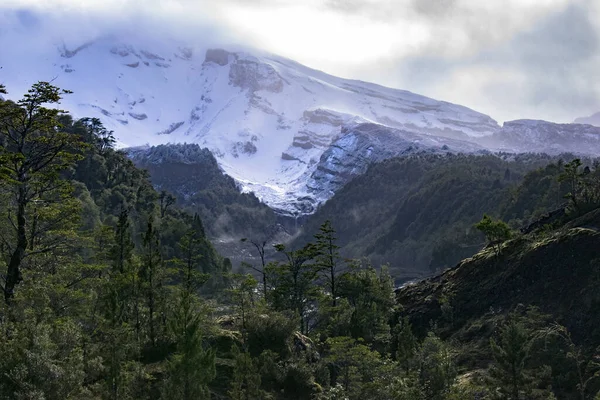Karlı Bir Dağın Güzel Manzarası — Stok fotoğraf