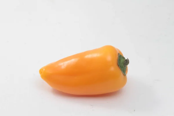 Detailní Záběr Zralého Pomerančového Pepře Izolovaného Bílém Pozadí — Stock fotografie