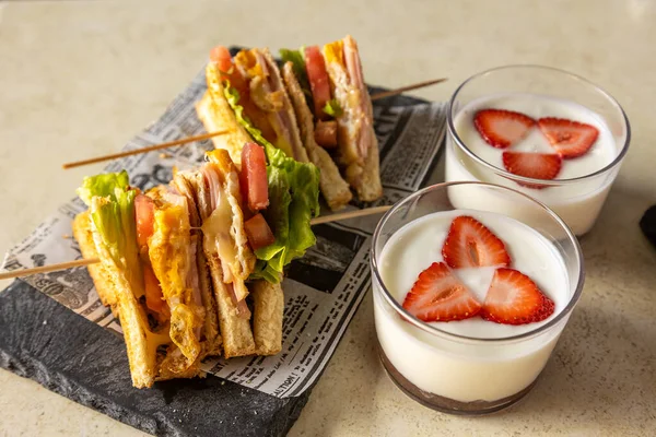 Eine Nahaufnahme Von Zwei Gourmet Club Sandwiches Und Zwei Tassen — Stockfoto