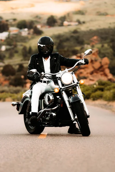 Otobanda Bisikletli Bir Erkek Motorcu — Stok fotoğraf