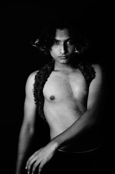 Greyscale Shot Half Naked South Asian Male Feather Scarf Wig — стоковое фото