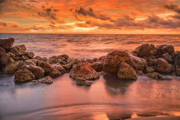 Pôr Sol Fascinante Sobre Mar Verão — Fotografia de Stock