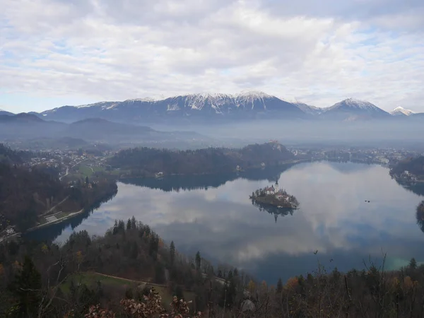 Eine Seenlandschaft Einer Bergigen Gegend Einem Düsteren Tag — Stockfoto