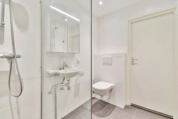 Interiér Bílé Koupelny Sprchou Umyvadlem — Stock fotografie