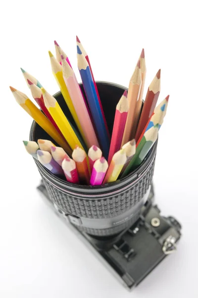 Színes Ceruzák Ceruzatartóként Használt Filmkamerában — Stock Fotó