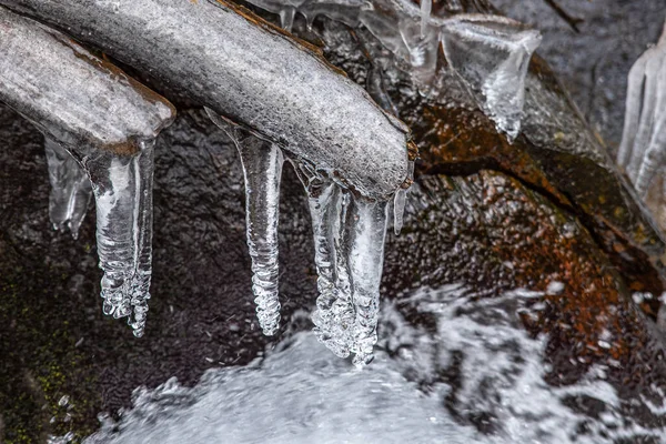 冬季河上冰柱的照片 — 图库照片