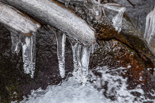 Φωτογραφία Από Icicles Στο Ποτάμι Χειμώνα — Φωτογραφία Αρχείου