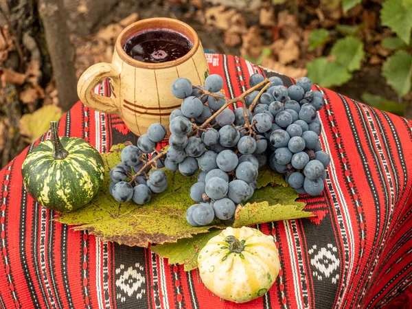 Jesienna Martwa Natura Winem Winogronami Dyniami Liśćmi Winogron Powierzchni Tkaniny — Zdjęcie stockowe