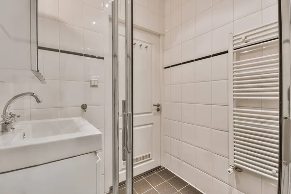 Une Salle Bain Confortable Avec Lavabo Blanc Sèche Linge Sur — Photo