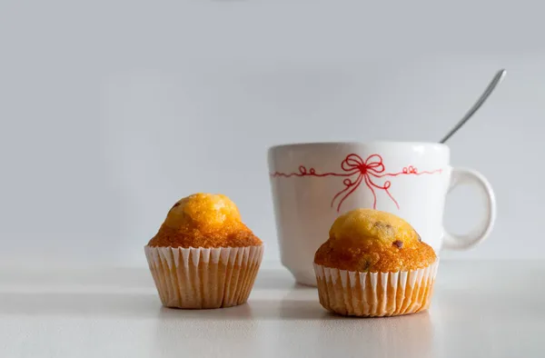 Een Close Shot Van Twee Chocolade Muffins Een Kop Koffie — Stockfoto