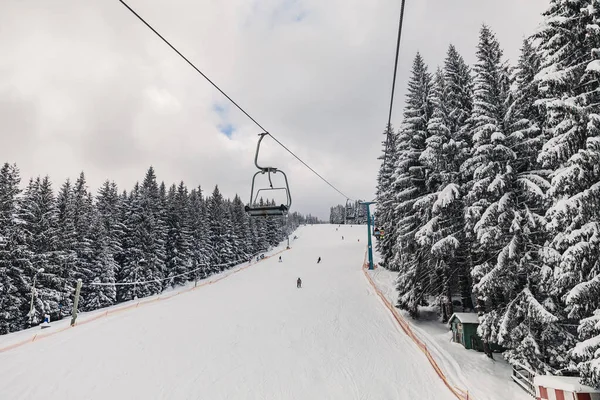 Grupo Pessoas Levantando Teleférico Nas Montanhas Para Atividades Esportivas Inverno — Fotografia de Stock