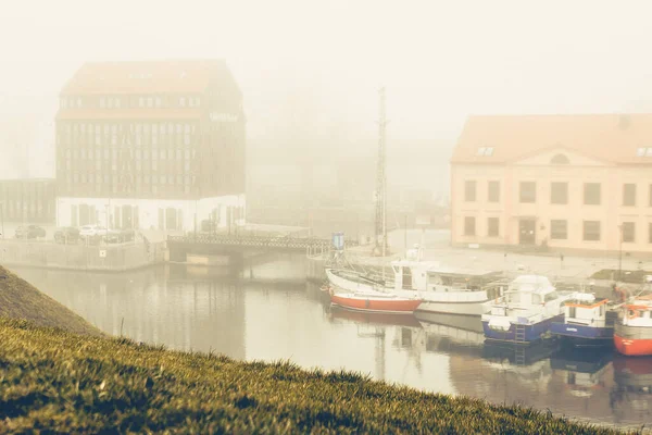 霧の日に港の美しいショット — ストック写真