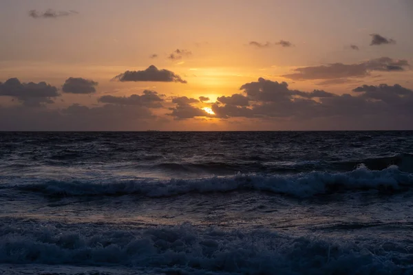 Een Rustig Uitzicht Zee Golven Tijdens Een Prachtige Zonsondergang — Stockfoto