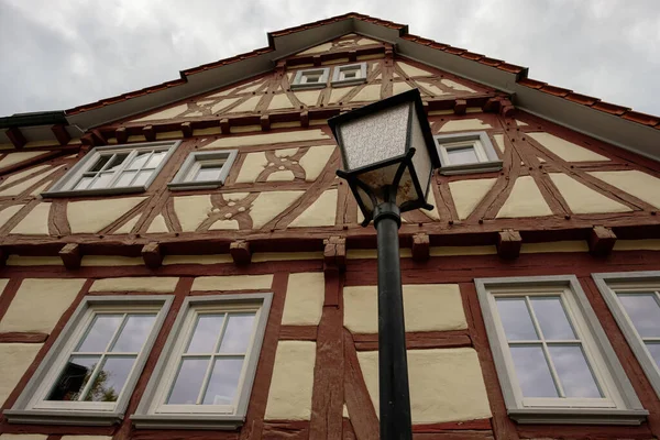 Niski Kąt Ujęcia Starego Drewnianego Domu Niemczech — Zdjęcie stockowe