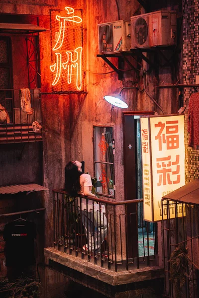 Гуанчжоу Китай Июля 2021 Молодая Красивая Азиатская Женщина Отдыхает Балконе — стоковое фото