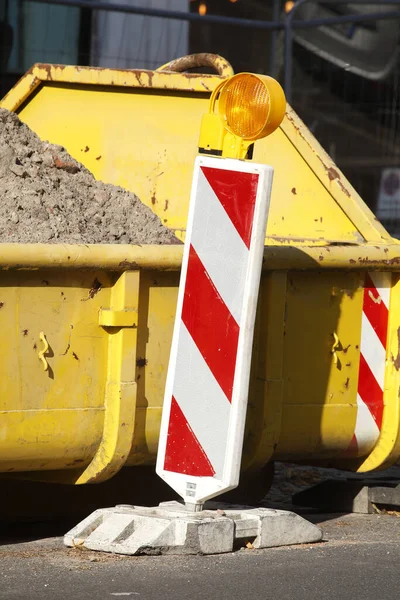 Närbild Skott Gul Behållare För Byggandet Ruiner Står Gatan Tyskland — Stockfoto