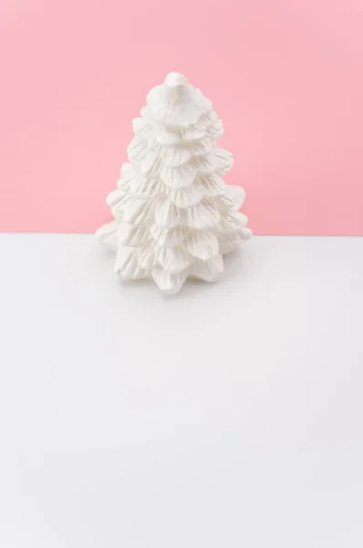 粉色和白色表面上装饰着冷杉树的圣诞装饰性背景 带有复制空间 — 图库照片