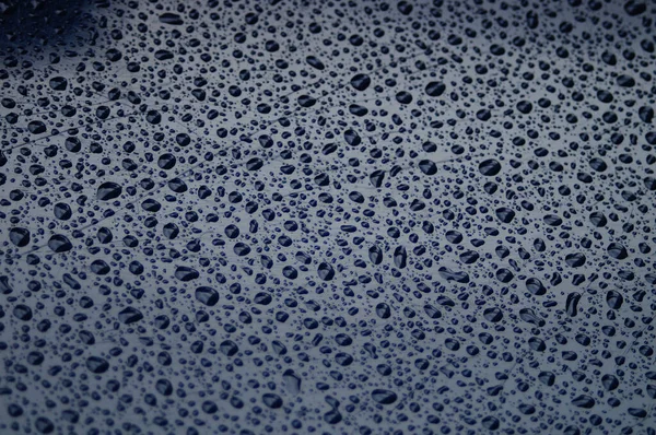 Krople Deszczu Tworzą Ciekawy Wzór Niebieskim Plastikowym Krześle Odbiciami Deszczu — Zdjęcie stockowe