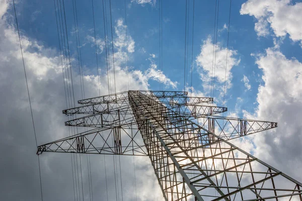 Strommasten Und Stromleitungen Mit Blauem Himmel Und Ersten Gewitterwolken Hintergrund — Stockfoto