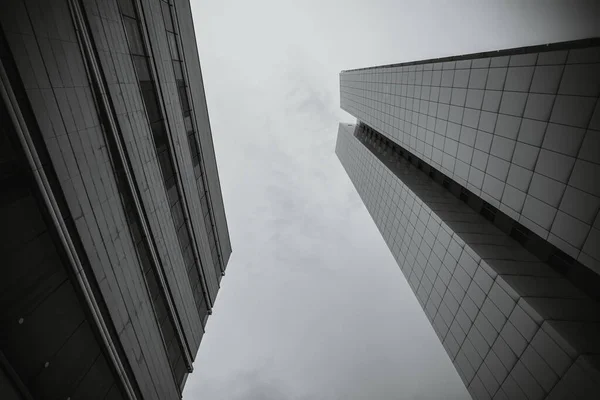 Low Angle Shot Skyscrapers Cloudy Skies Grayscale — Stock Photo, Image