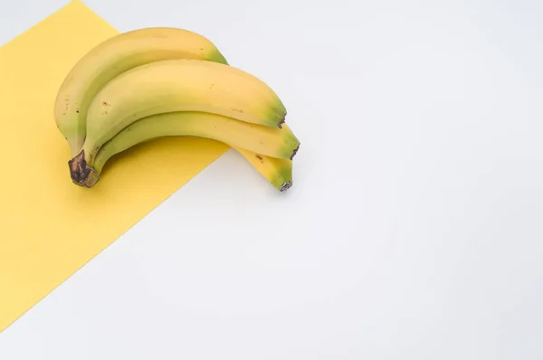 Plátanos Biológicos Maduros Sobre Fondo Blanco Amarillo Con Espacio Para —  Fotos de Stock