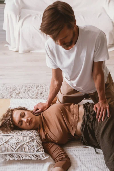 男脊椎按摩师与女病人一起工作的垂直镜头 — 图库照片