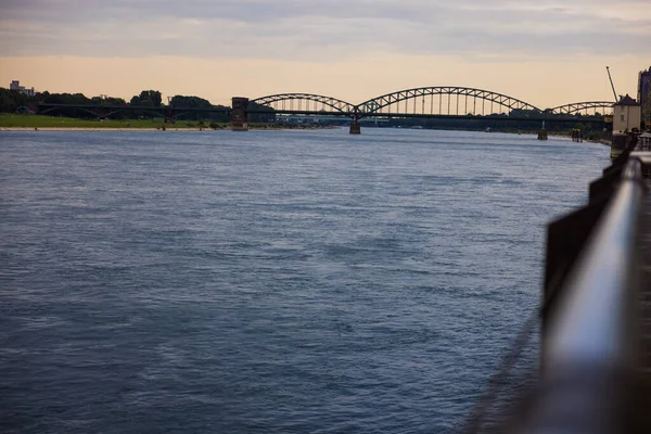 Gyönyörű Kilátás Nyílik Egy Hídra Kölnben Németországban — Stock Fotó