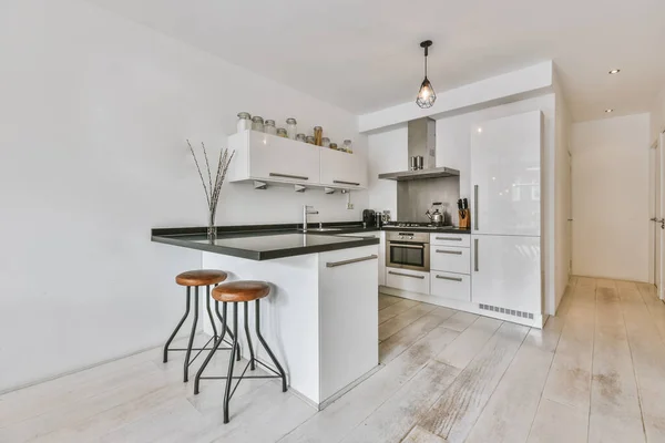 Uma Cozinha Acolhedora Com Mobiliário Branco Moderno Apartamento Estilo Minimalista — Fotografia de Stock